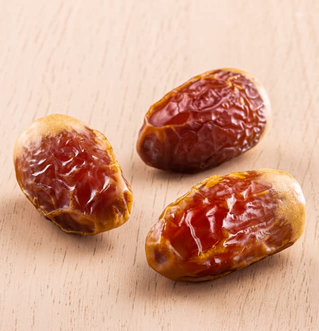 Sagee Dates Royal 2.2 LB - Exquisite, Multi-Hued Delight from Saudi Arabia | Unique Flavor Profile | Perfect for Gifting and Snacking